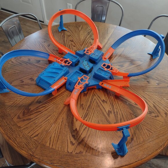 Hot Wheels Toy Car Track Set, Criss Cross Crash with 1:64 Scale Vehicle, Powered - Picture 5 of 5